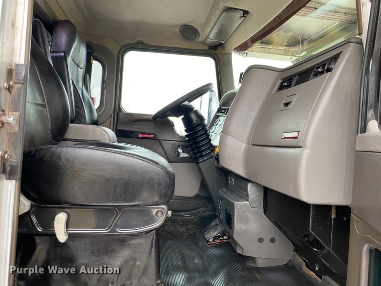 image for item JN9248 2013 Kenworth T370  car carrier truck