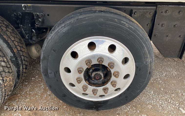 image for item JN9248 2013 Kenworth T370  car carrier truck