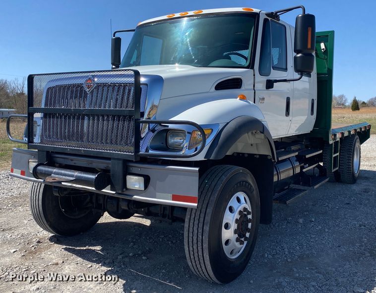 image for item JN9260 2003 International 7400  Crew Cab flatbed truck