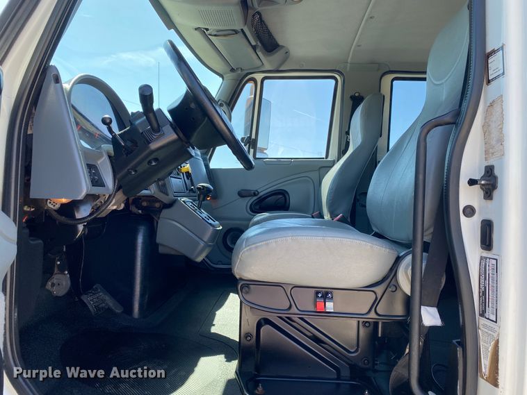 image for item JN9260 2003 International 7400  Crew Cab flatbed truck