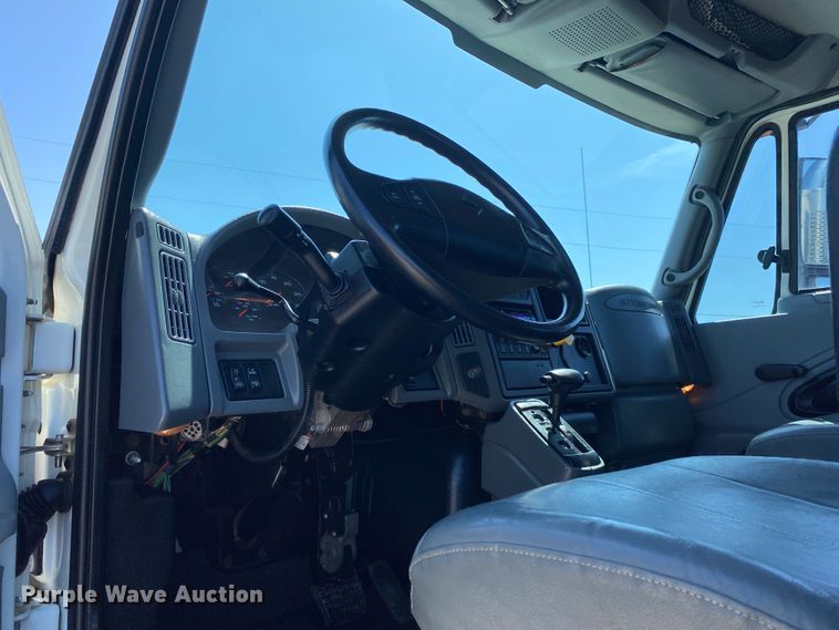 image for item JN9260 2003 International 7400  Crew Cab flatbed truck