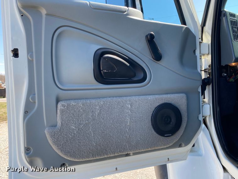 image for item JN9260 2003 International 7400  Crew Cab flatbed truck