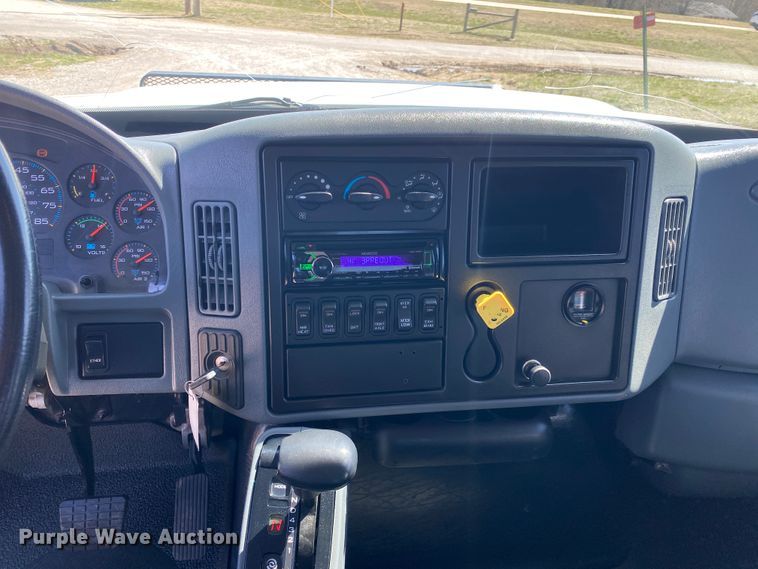 image for item JN9260 2003 International 7400  Crew Cab flatbed truck