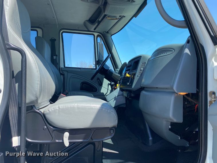 image for item JN9260 2003 International 7400  Crew Cab flatbed truck