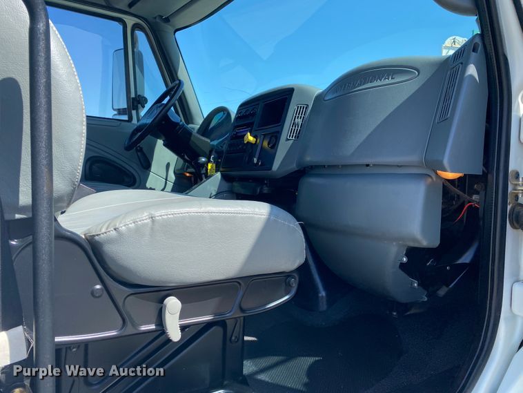 image for item JN9260 2003 International 7400  Crew Cab flatbed truck