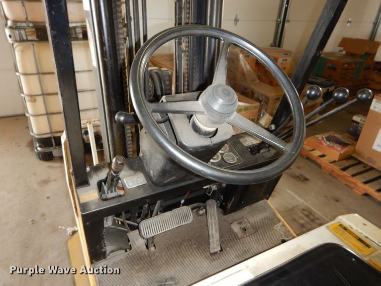 image for item JX9151 2015 Yale GLC0300BJUAE083  forklift