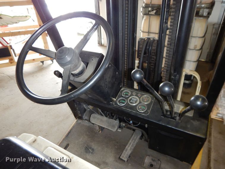 image for item JX9151 2015 Yale GLC0300BJUAE083  forklift