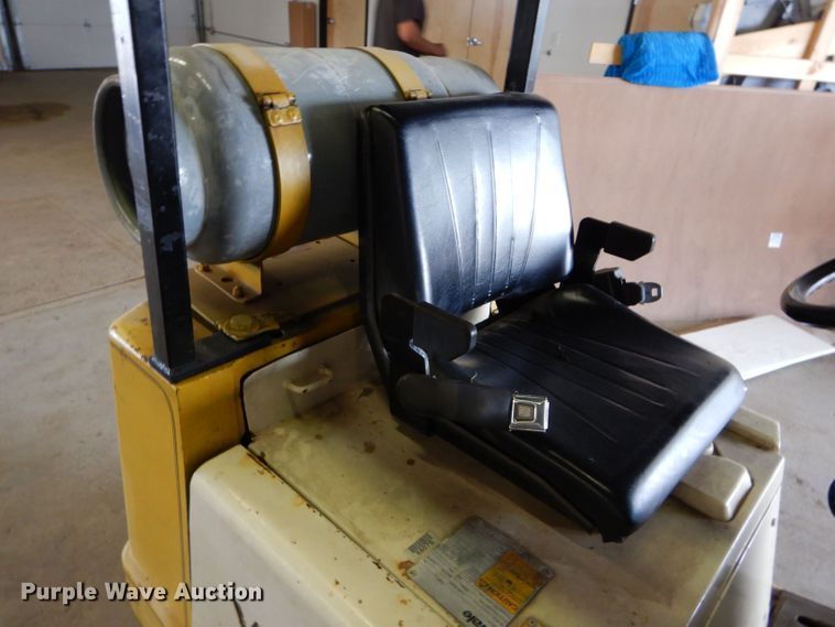 image for item JX9151 2015 Yale GLC0300BJUAE083  forklift