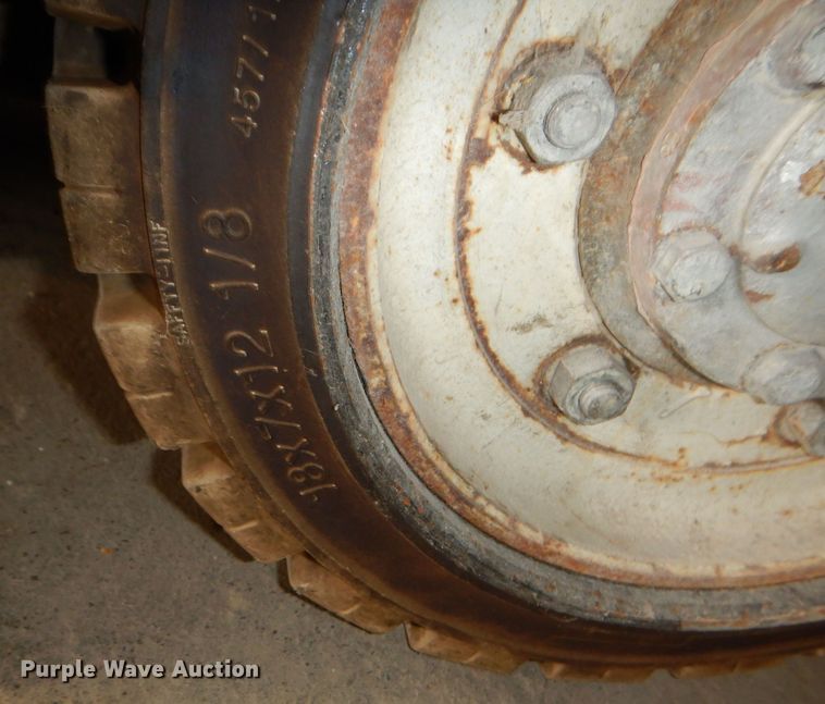 image for item JX9151 2015 Yale GLC0300BJUAE083  forklift