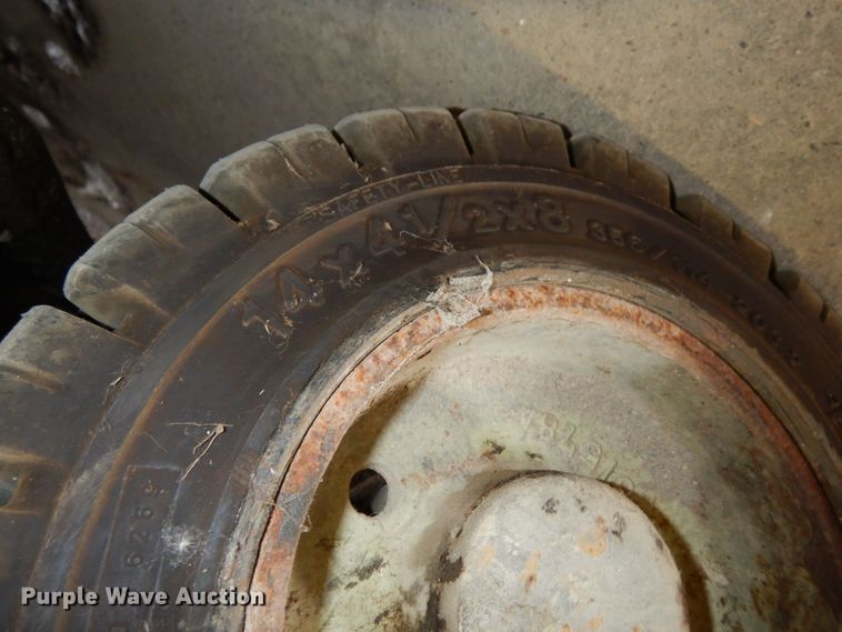 image for item JX9151 2015 Yale GLC0300BJUAE083  forklift