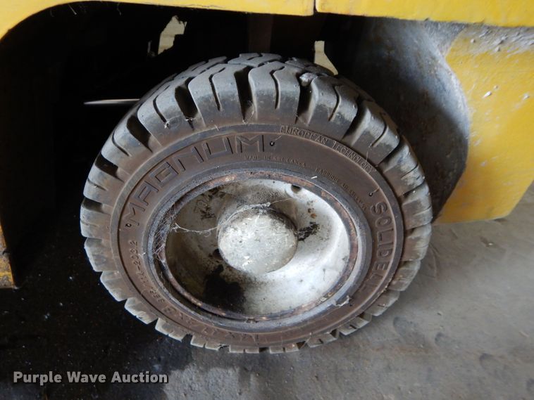 image for item JX9151 2015 Yale GLC0300BJUAE083  forklift