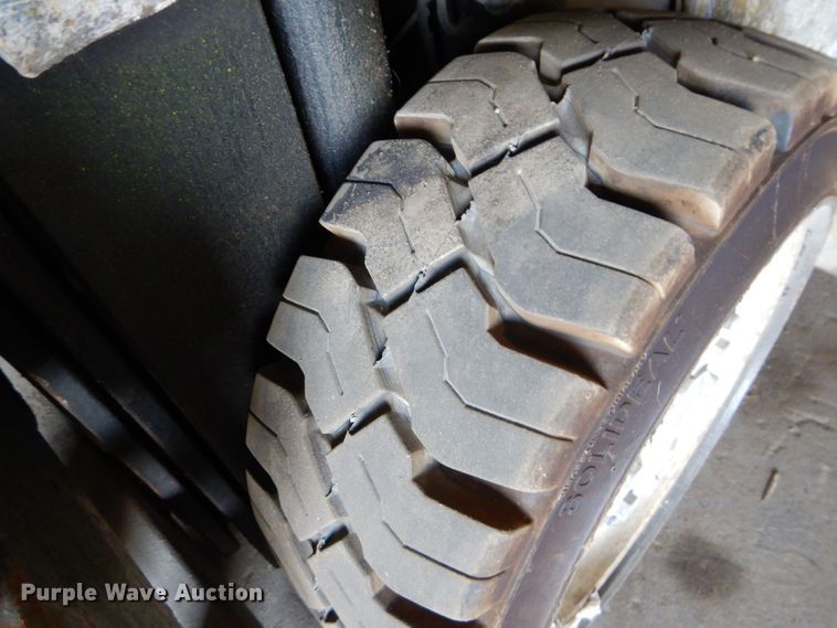 image for item JX9151 2015 Yale GLC0300BJUAE083  forklift