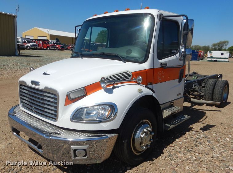 image for item KA9335 2006 Freightliner Business Class M2  truck cab and chassis