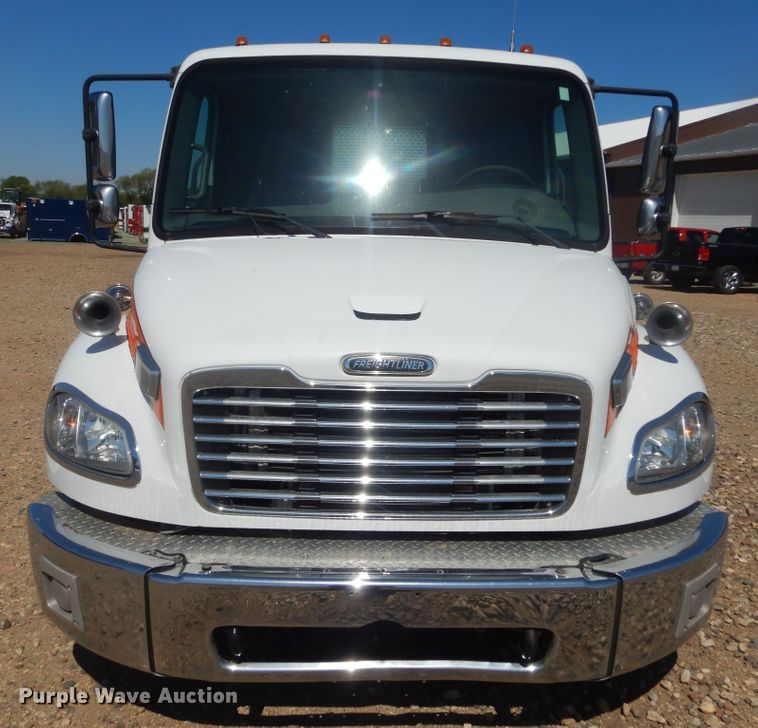 image for item KA9335 2006 Freightliner Business Class M2  truck cab and chassis