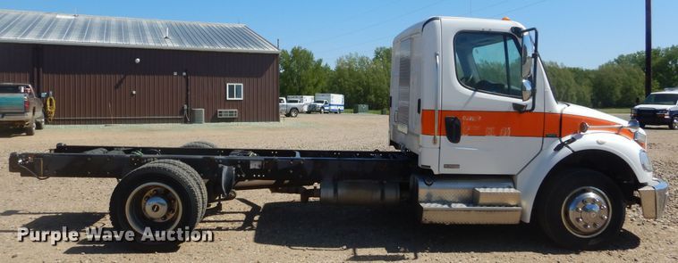 image for item KA9335 2006 Freightliner Business Class M2  truck cab and chassis