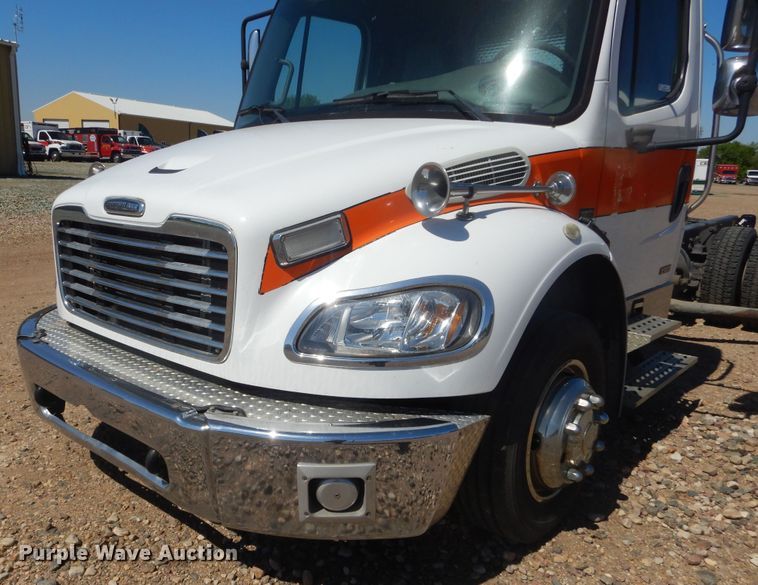 image for item KA9335 2006 Freightliner Business Class M2  truck cab and chassis