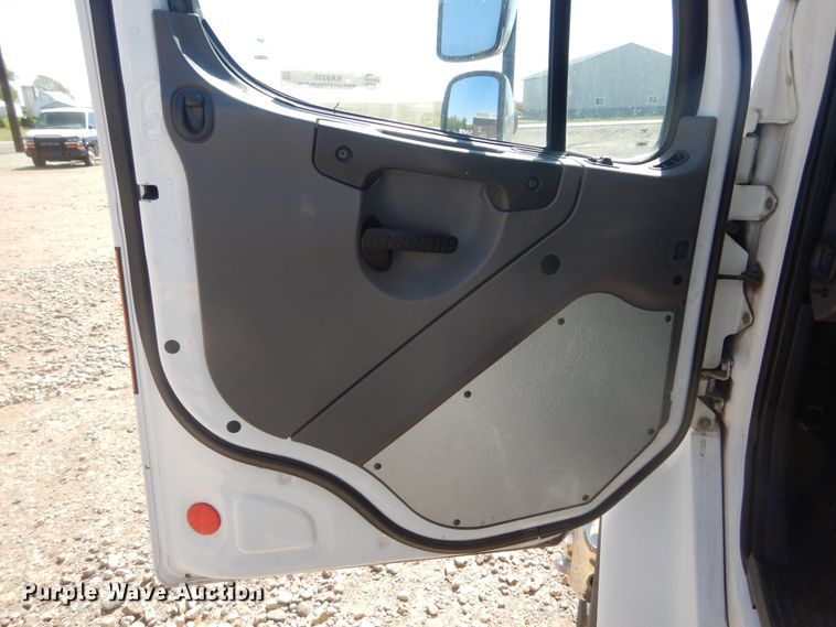 image for item KA9335 2006 Freightliner Business Class M2  truck cab and chassis