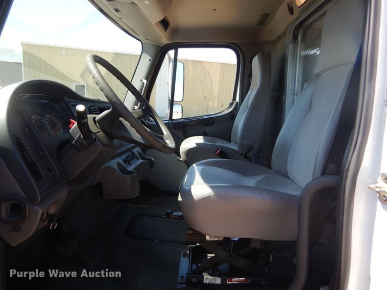 image for item KA9335 2006 Freightliner Business Class M2  truck cab and chassis