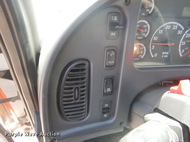 image for item KA9335 2006 Freightliner Business Class M2  truck cab and chassis