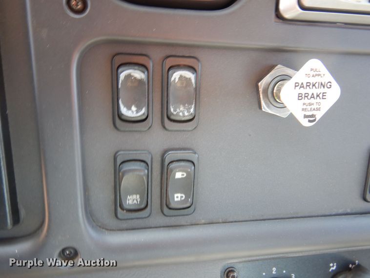 image for item KA9335 2006 Freightliner Business Class M2  truck cab and chassis