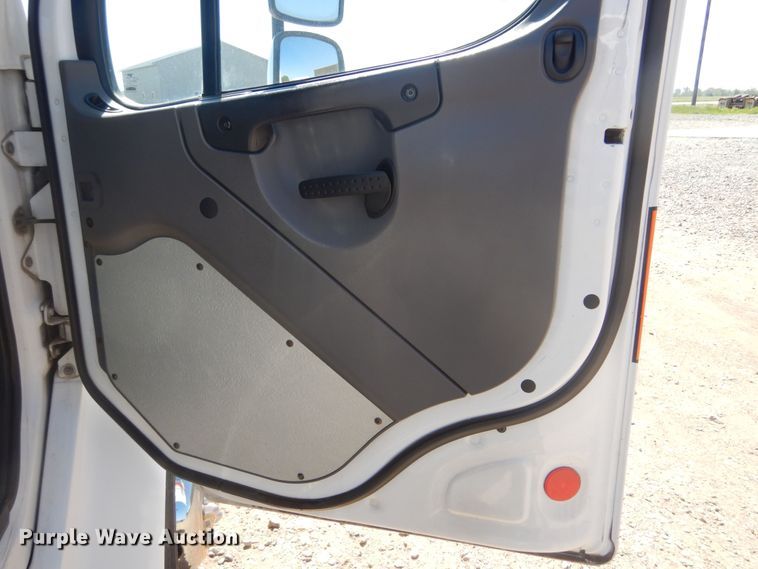 image for item KA9335 2006 Freightliner Business Class M2  truck cab and chassis