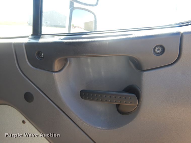 image for item KA9335 2006 Freightliner Business Class M2  truck cab and chassis