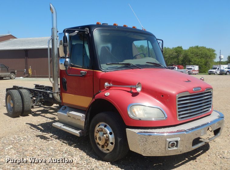 image for item KA9336 2006 Freightliner Business Class M2  truck cab and chassis