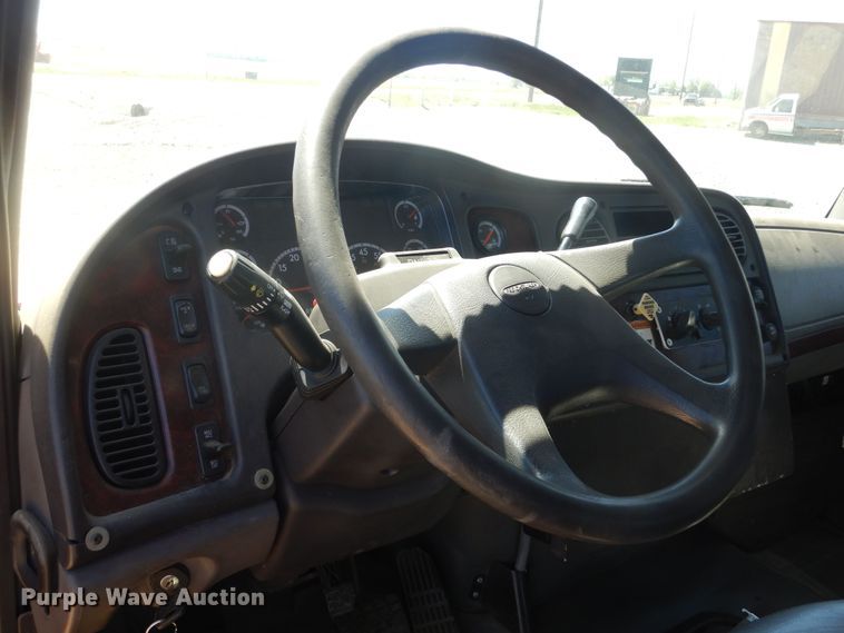 image for item KA9336 2006 Freightliner Business Class M2  truck cab and chassis