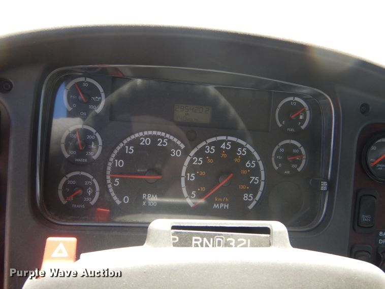 image for item KA9336 2006 Freightliner Business Class M2  truck cab and chassis