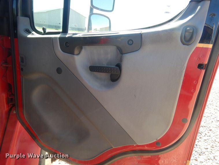 image for item KA9336 2006 Freightliner Business Class M2  truck cab and chassis