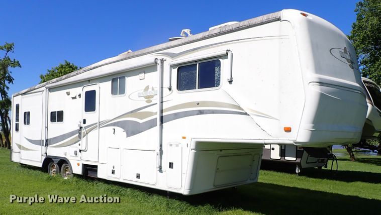 image for item MF9483 2000 Fleetwood Avion  camper