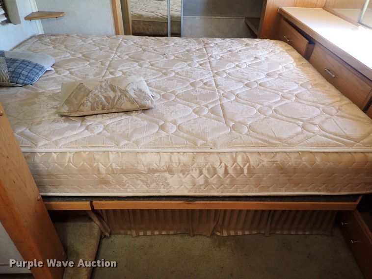 image for item MF9483 2000 Fleetwood Avion  camper