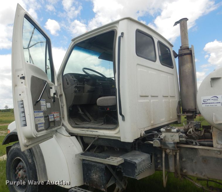 image for item DJ1324 1999 Sterling LT9511  ready mix truck
