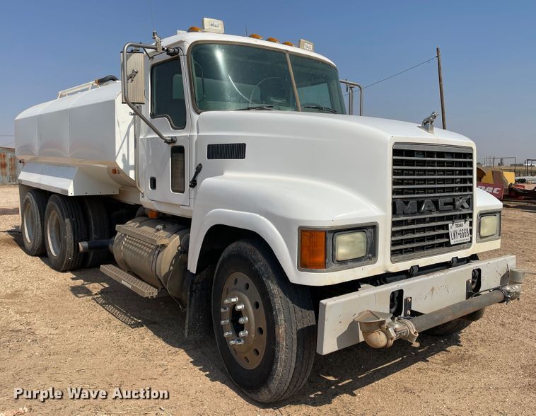 image for item DJ5160 2006 Mack CHN613  water truck
