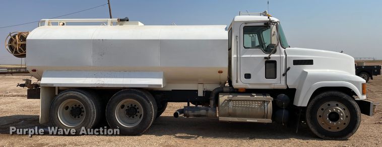image for item DJ5160 2006 Mack CHN613  water truck