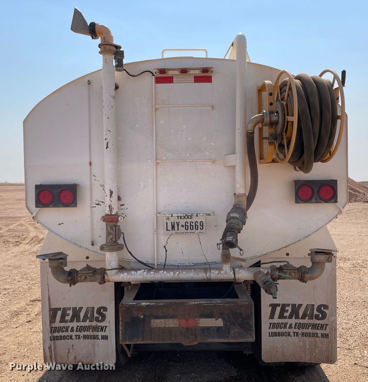 image for item DJ5160 2006 Mack CHN613  water truck