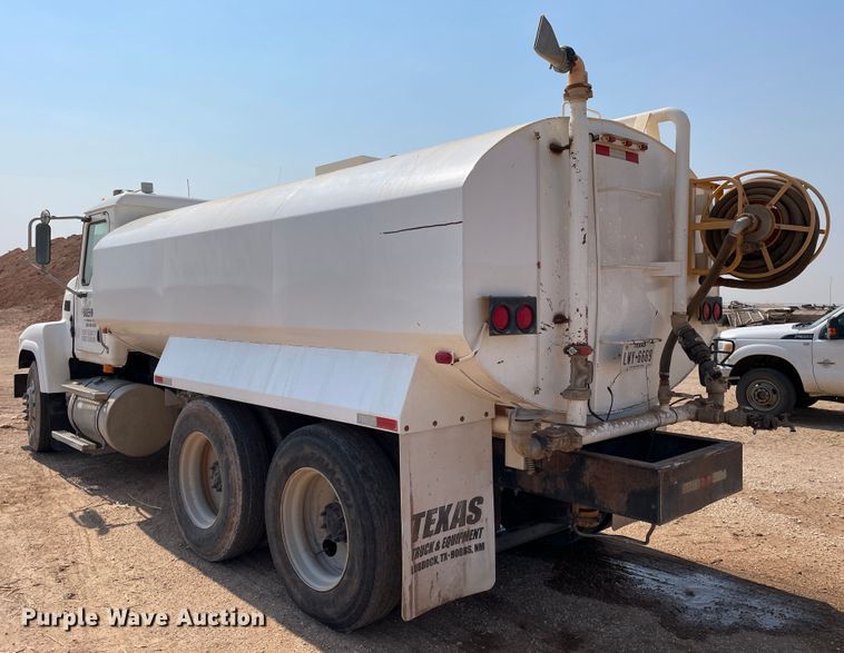 image for item DJ5160 2006 Mack CHN613  water truck