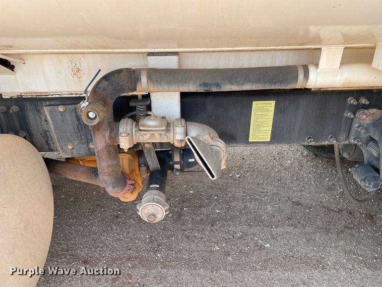 image for item DJ5160 2006 Mack CHN613  water truck