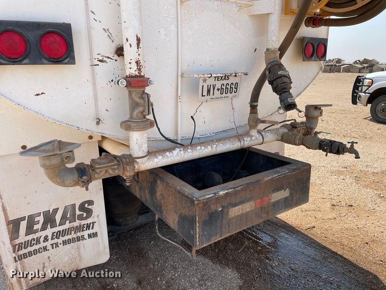 image for item DJ5160 2006 Mack CHN613  water truck