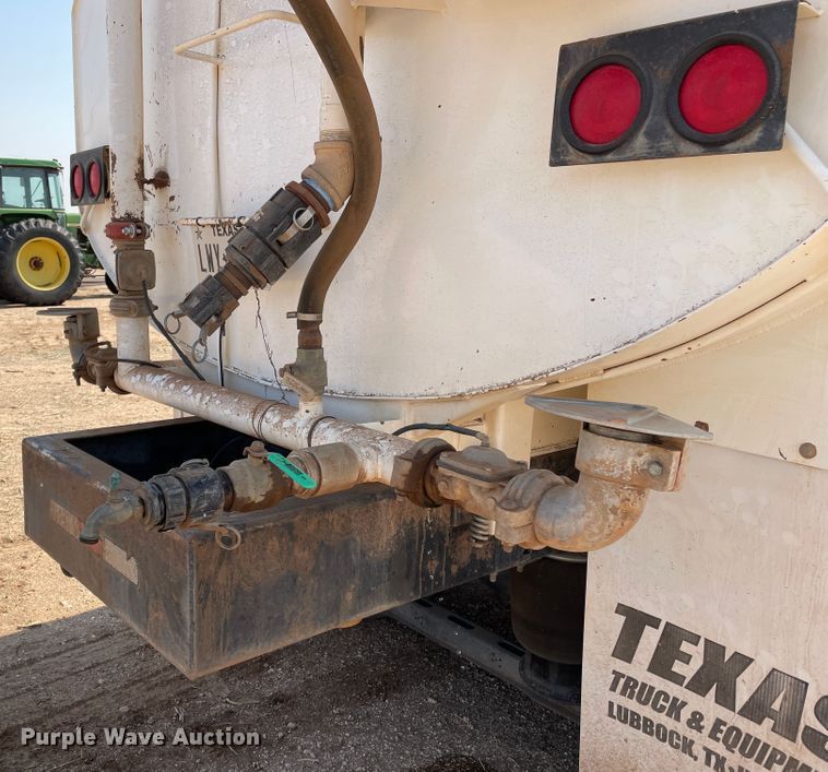 image for item DJ5160 2006 Mack CHN613  water truck