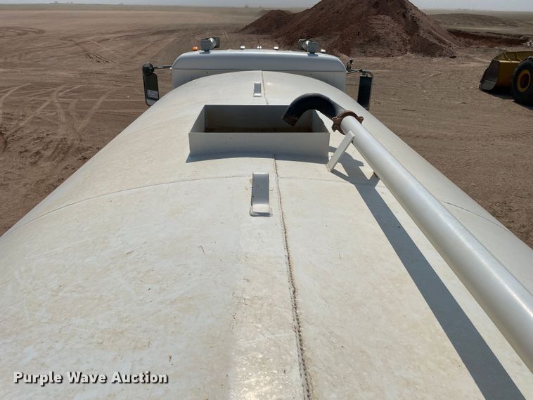 image for item DJ5160 2006 Mack CHN613  water truck