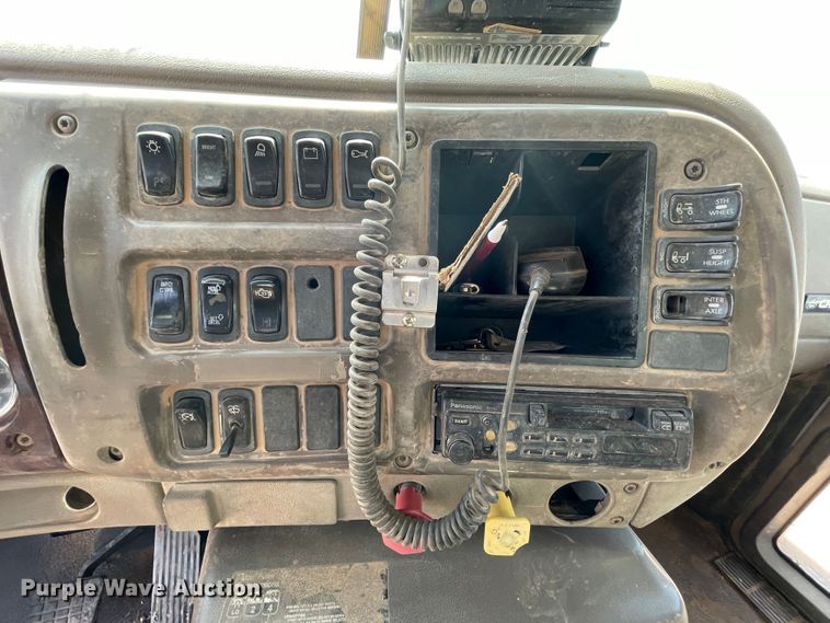 image for item DJ5160 2006 Mack CHN613  water truck