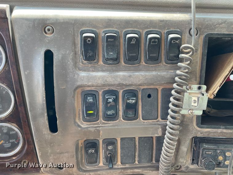 image for item DJ5160 2006 Mack CHN613  water truck