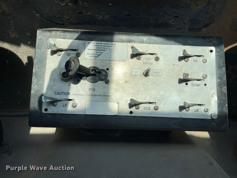 image for item DJ5160 2006 Mack CHN613  water truck