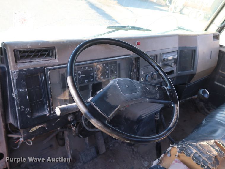 image for item DK3639 1994 International 4700  fuel truck