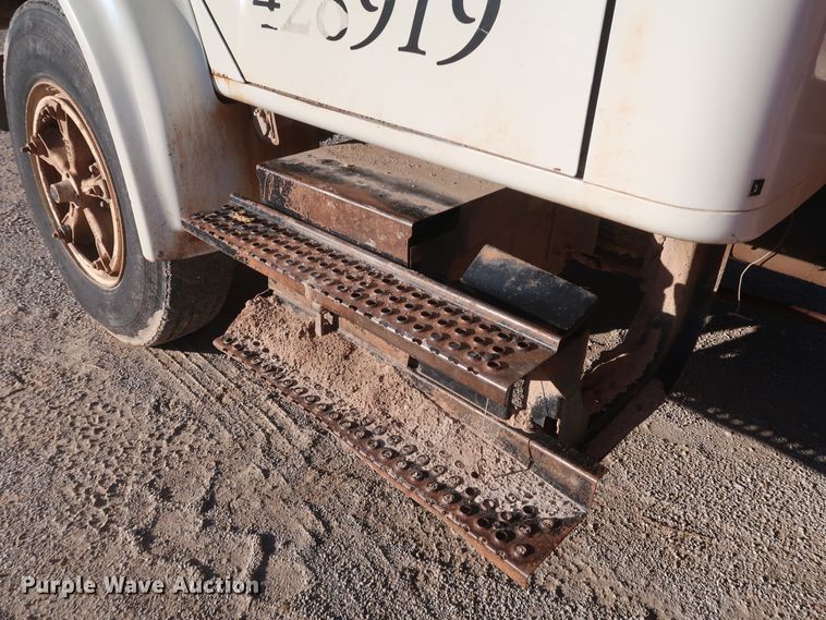 image for item DK3639 1994 International 4700  fuel truck