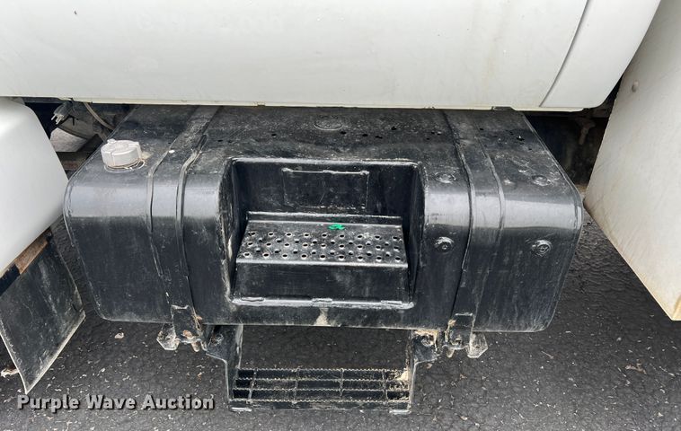 image for item DL4267 2000 Ford F650 Super Duty XL  utility / service truck