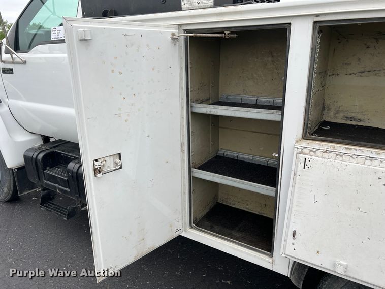 image for item DL4267 2000 Ford F650 Super Duty XL  utility / service truck