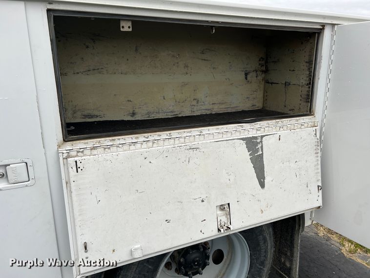 image for item DL4267 2000 Ford F650 Super Duty XL  utility / service truck