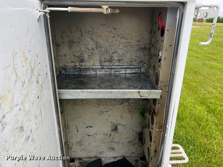 image for item DL4267 2000 Ford F650 Super Duty XL  utility / service truck